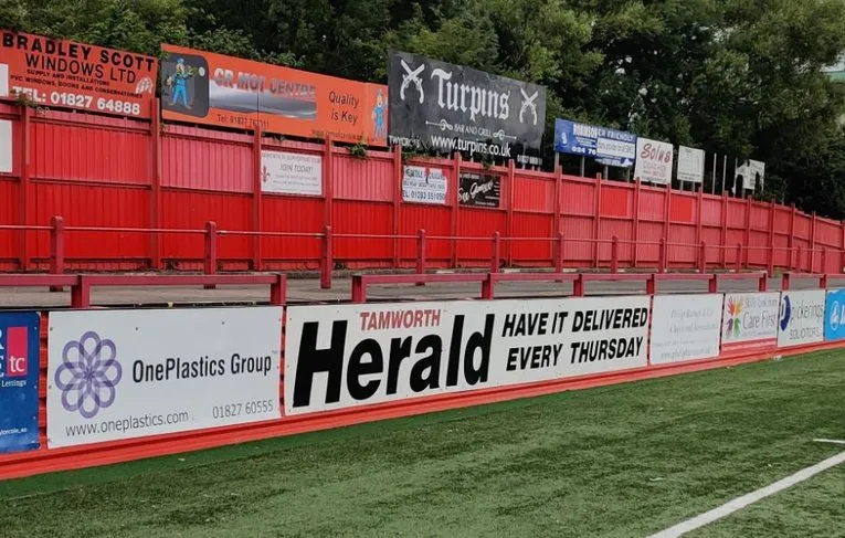 Khu vực khán đài đứng (terraces) tại sân Lamb Ground của Tamworth FC