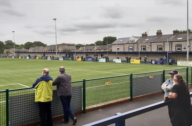Khu vực khán đài đứng (Terraces) tại sân Silverlands của Buxton FC