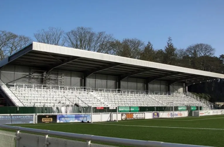 Khu vực khán đài phía sau cầu môn tại sân Gallagher Stadium, Maidstone