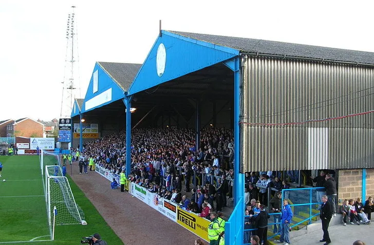 Khu vực khán đài Warwick Road End sân Brunton Park