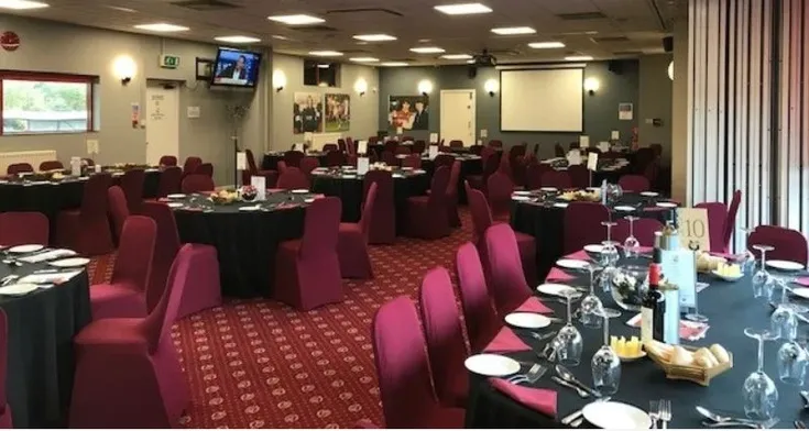 Khu vực Mayo Wynne Baxtor hospitality box tại sân Broadfield, cung cấp trải nghiệm VIP cho người hâm mộ.