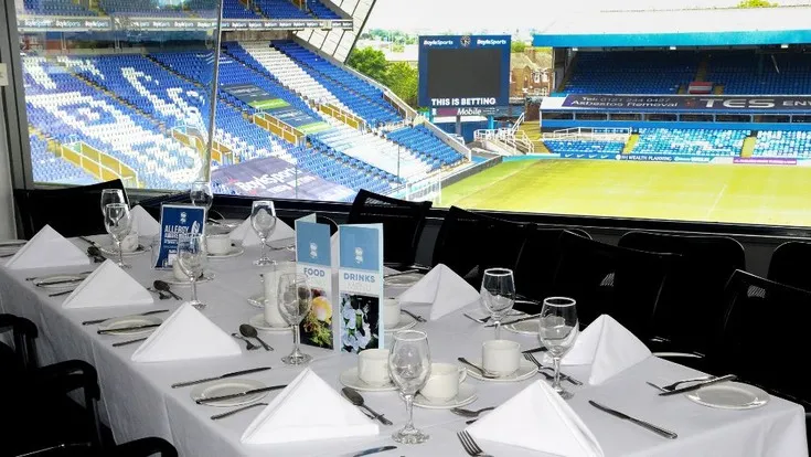 Khu vực phòng chờ VIP tại sân St. Andrew's, nơi cung cấp dịch vụ khách sạn cao cấp của Birmingham City FC