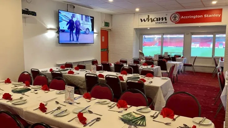 Khu vực tiếp đón khách VIP tại Crown Ground, sân vận động của Accrington Stanley, thể hiện dịch vụ hospitality.