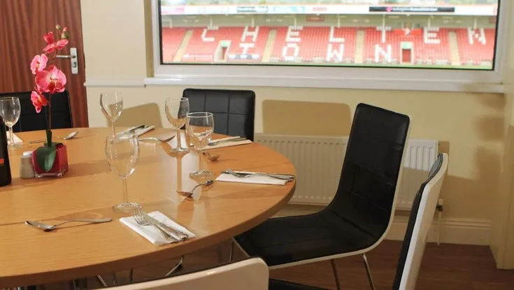 Khu vực trải nghiệm dịch vụ khách sạn cao cấp (Hospitality) tại sân vận động Whaddon Road