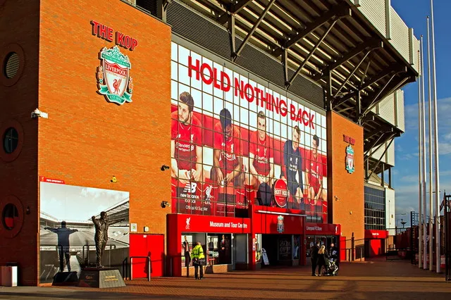 Khung cảnh bên ngoài khán đài The Kop của sân Anfield, biểu tượng của sự cuồng nhiệt và lòng trung thành của CĐV Liverpool.