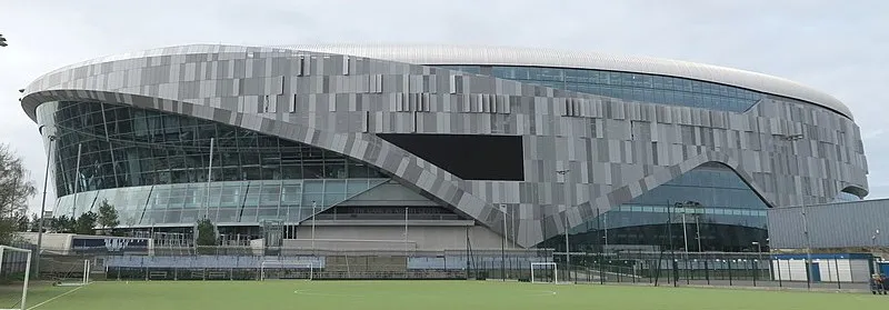 Khung cảnh bên ngoài sân vận động Tottenham Hotspur trước một trận đấu