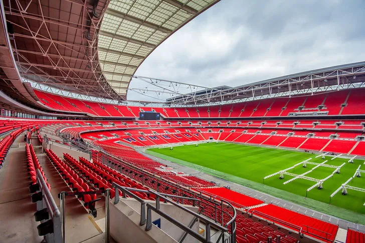 Khung cảnh bên trong sân vận động Wembley nhìn từ khán đài cao, thể hiện sức chứa ấn tượng
