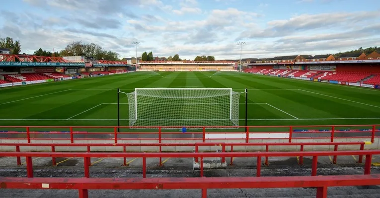 Khung cảnh khán đài tại sân Crown Ground, cho thấy không khí trận đấu của Accrington Stanley.