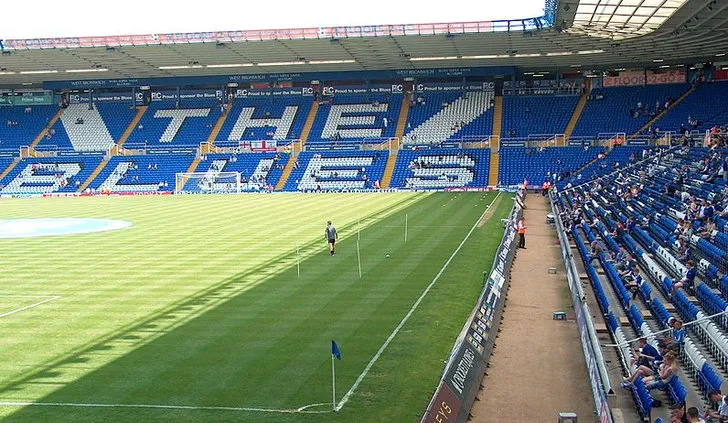 Khung cảnh khán đài tại sân St. Andrew's, thể hiện cấu trúc độc đáo của sân nhà Birmingham City
