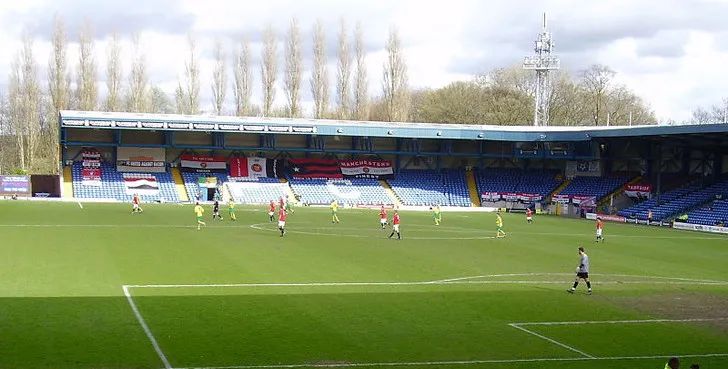 Khung cảnh nhìn từ khán đài chính sân Gigg Lane, nơi Bury FC từng thi đấu