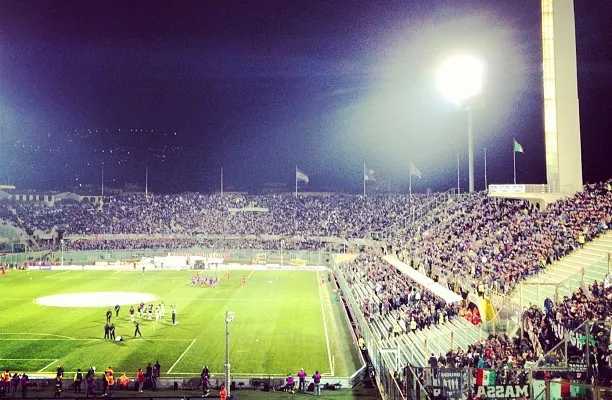 Khung cảnh nội thất sân vận động Stadio Artemio Franchi trong trận đấu đêm