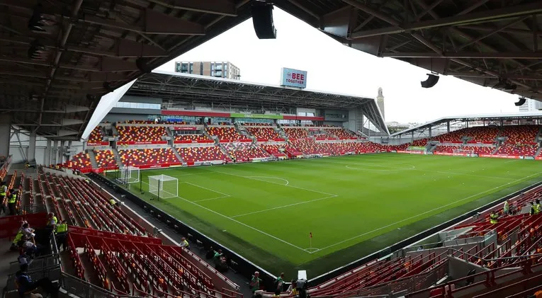 Khung cảnh sân đấu từ khán đài Gtech Community Stadium của Brentford