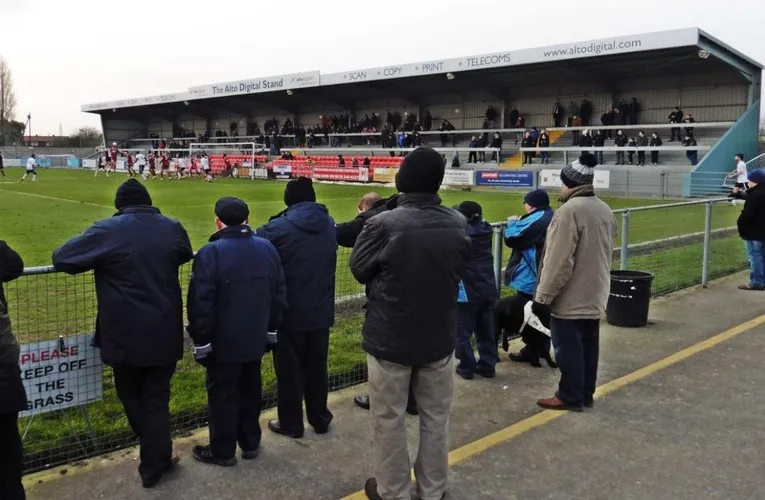 Khung cảnh Sân Optima Stadium trong ngày có trận đấu