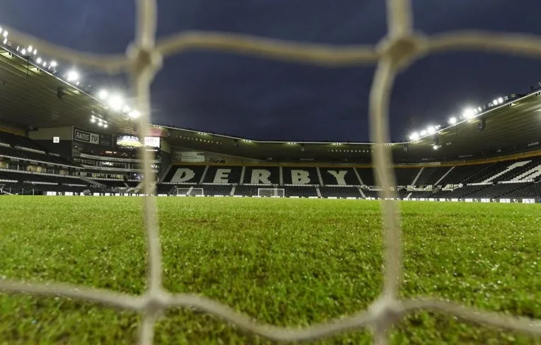 Khung cảnh sân Pride Park nhìn qua lưới khung thành, góc nhìn độc đáo của người hâm mộ.