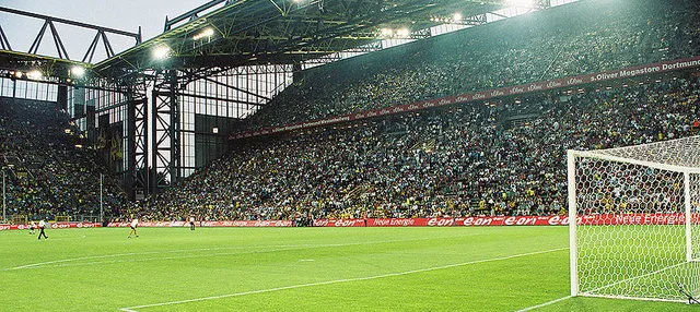 Khung cảnh sân Signal Iduna Park nhìn từ mặt cỏ sân vận động