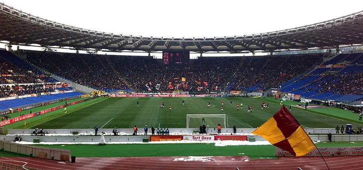 Khung cảnh sân Stadio Olimpico trong một trận đấu, nhìn từ khu vực VIP hoặc hospitality suite