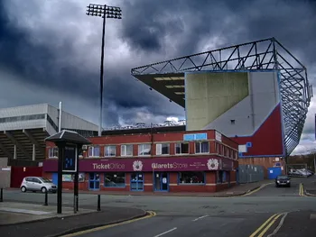 Khung cảnh sân Turf Moor từ khán đài Jimmy McIlroy