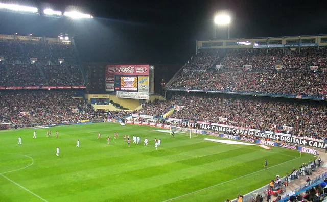 Khung cảnh sân Vicente Calderón nhìn từ khán đài trong một trận đấu