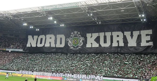 Khung cảnh tổng thể các khán đài được lấp đầy bởi người hâm mộ tại sân Borussia-Park.