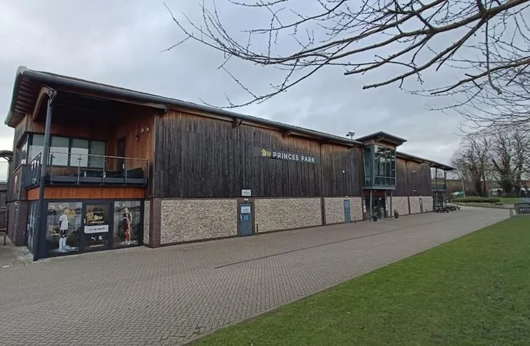 Kiến trúc bên ngoài sân vận động Princes Park ở Dartford