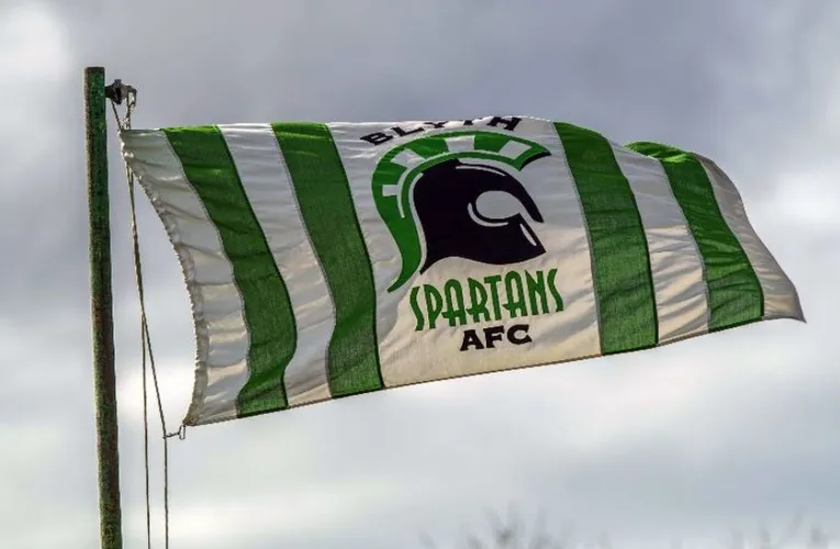 Lá cờ của câu lạc bộ Blyth Spartans tung bay tại sân Croft Park