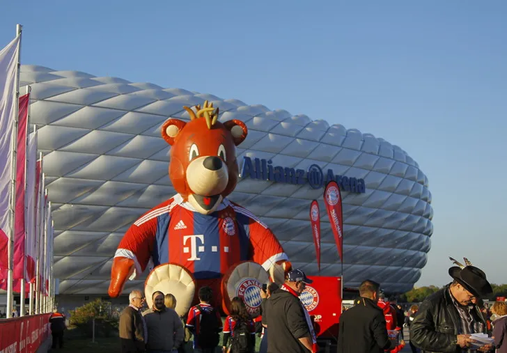 Linh vật Berni của câu lạc bộ Bayern Munich tại sân