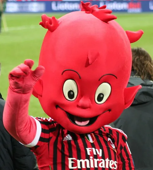 Linh vật của CLB AC Milan trên sân San Siro trước trận đấu