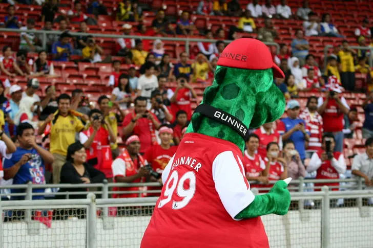 Linh vật Gunnersaurus Rex của Arsenal chào khán giả trên sân Emirates