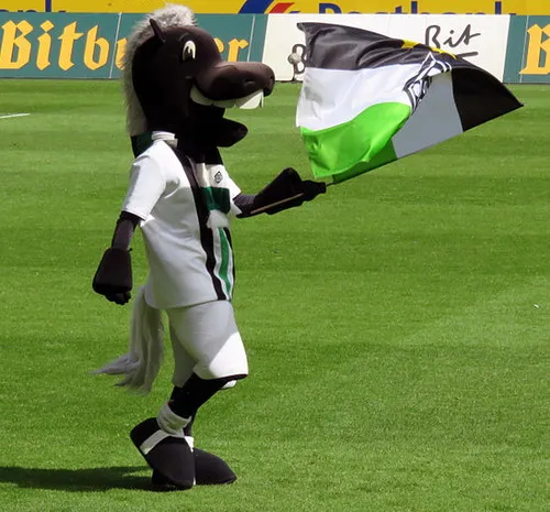 Linh vật Jünter thân thiện của Borussia Mönchengladbach chào đón người hâm mộ tại Borussia-Park.