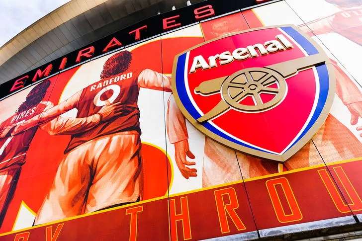 Logo CLB Arsenal trên sân vận động Emirates
