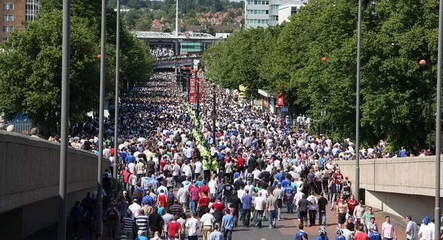 Lối đi Wembley Way dẫn vào sân vận động, khung cảnh đông đúc cổ động viên trước trận đấu