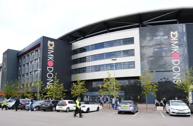 Lối vào chính của sân vận động Stadium MK