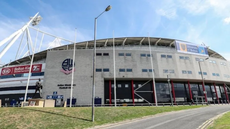 Lối vào chính của sân vận động Toughsheet Community Stadium