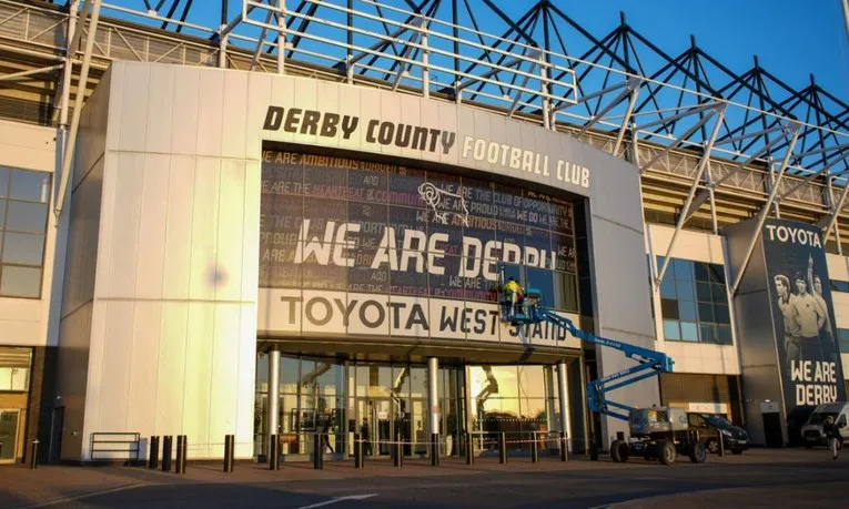 Lối vào chính hoành tráng của sân vận động Pride Park, đón chào người hâm mộ Derby County.