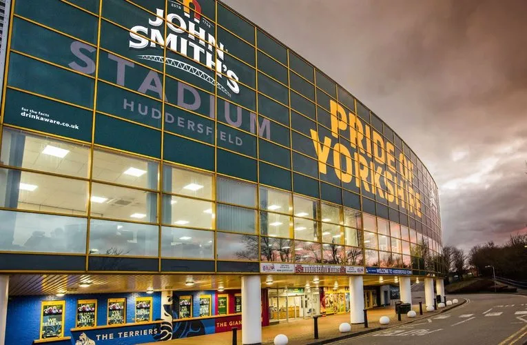 Lối vào chính John Smith's Stadium