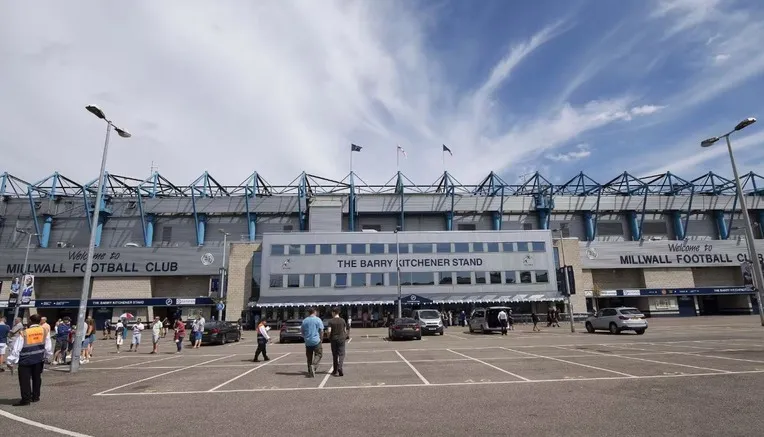 Lối vào chính sân The Den, điểm đến cho cổ động viên Millwall.