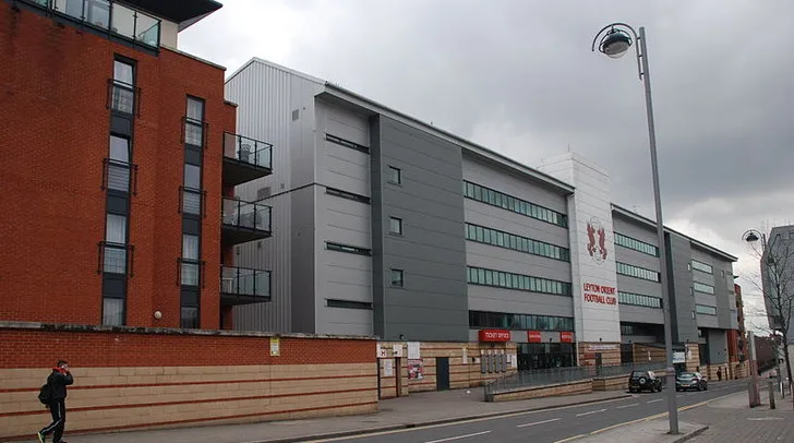 Lối vào chính sân vận động Brisbane Road của câu lạc bộ Leyton Orient