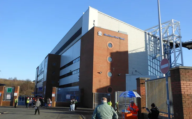 Lối vào chính sân vận động Ewood Park của Blackburn Rovers