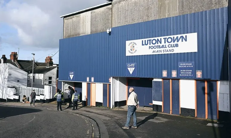 Lối vào khán đài chính của sân Kenilworth Road, nơi chào đón người hâm mộ Luton Town