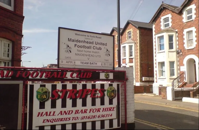 Lối vào sân vận động York Road, sân nhà của câu lạc bộ Maidenhead United.