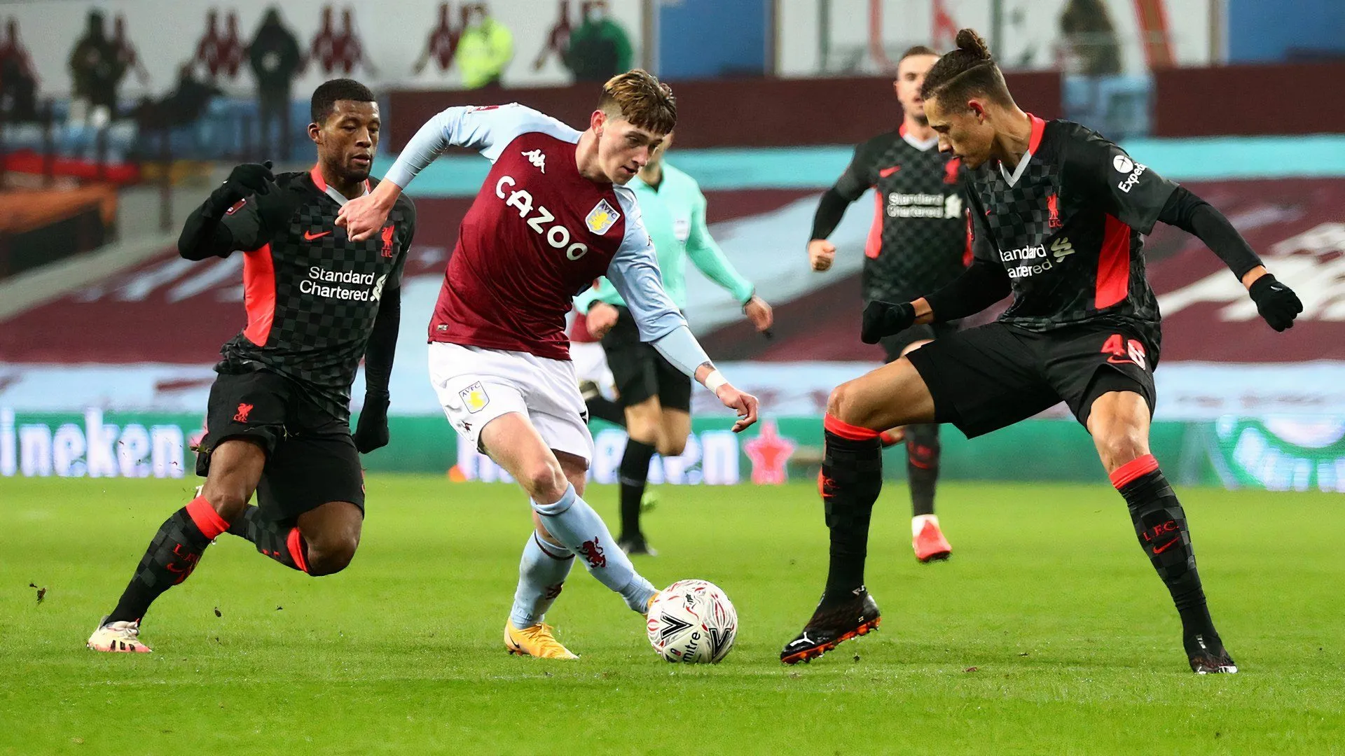Louie Barry trong màu áo Aston Villa đang tập luyện hoặc thi đấu