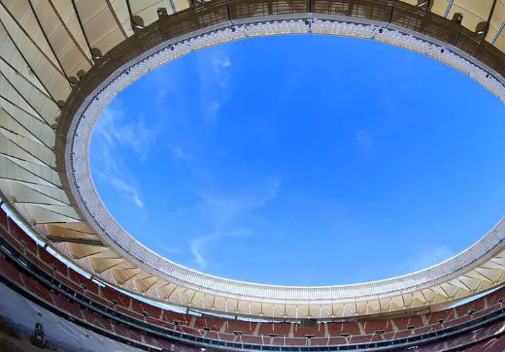 Mái che hiện đại của sân vận động Estadio Metropolitano, che phủ toàn bộ khán đài