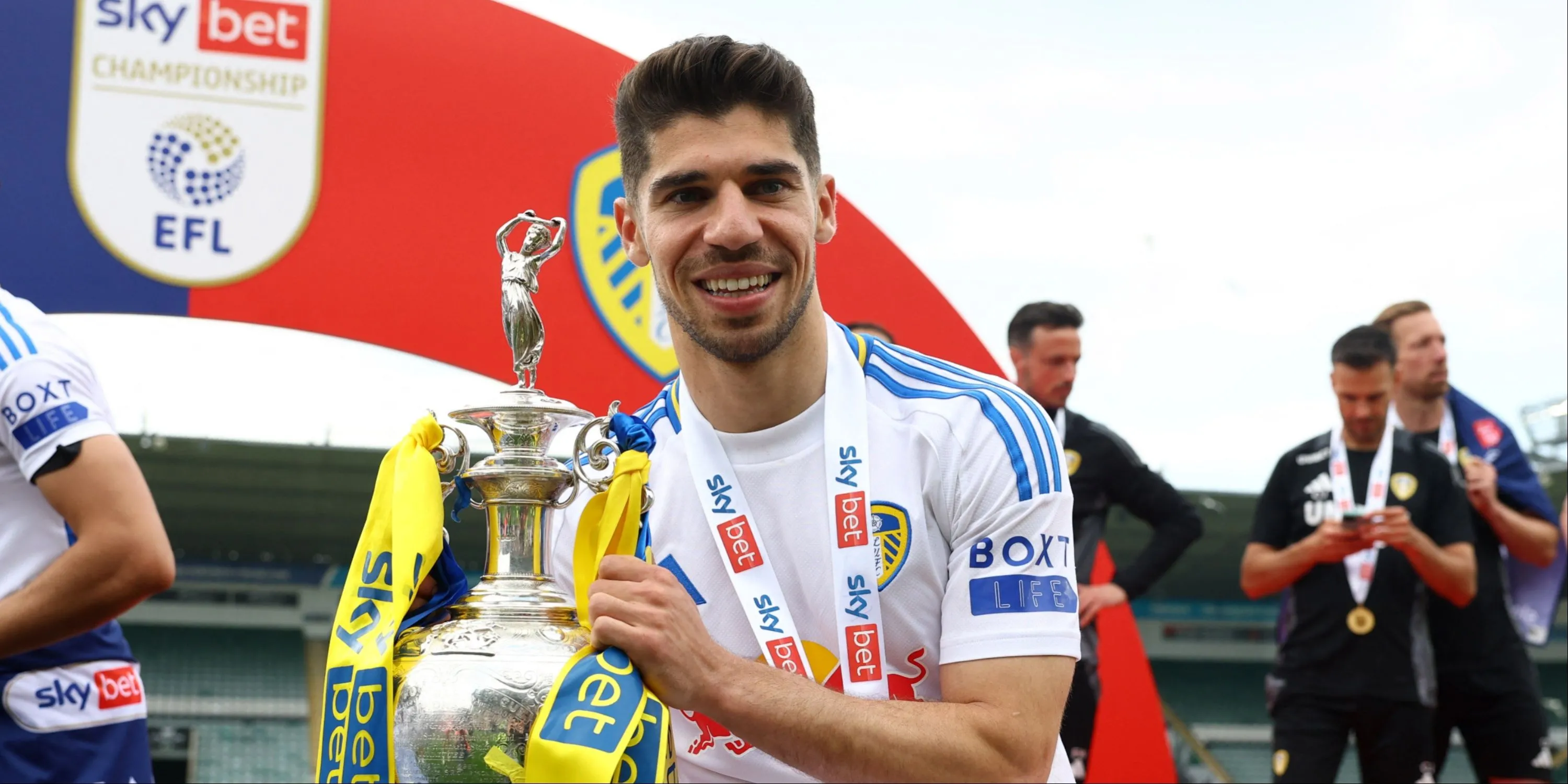 Manor Solomon trong màu áo Leeds United, cầu thủ cánh mà Leeds cần tìm người thay thế.