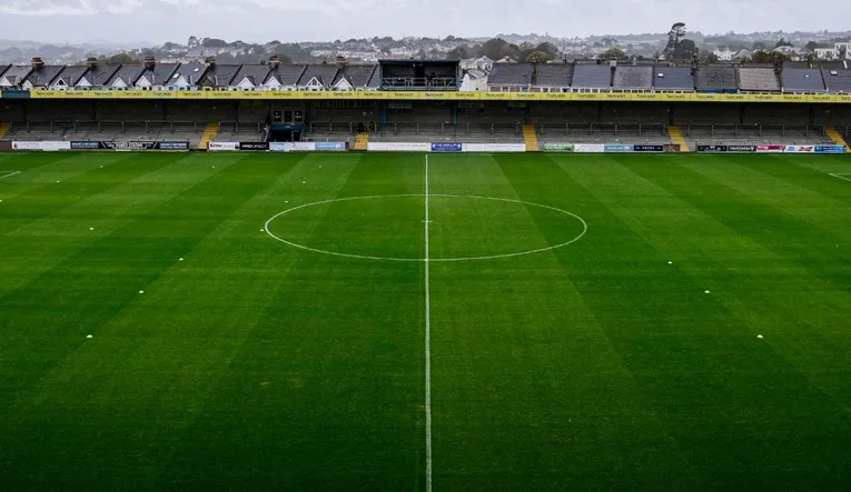 Mặt cỏ sân Plainmoor Torquay