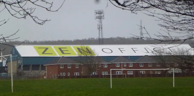 Mặt ngoài sân vận động Boundary Park của Oldham Athletic