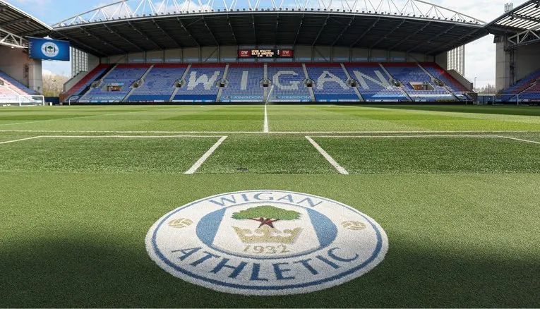 Mặt sân và khán đài Brick Community Stadium, sẵn sàng cho các trận đấu của Wigan Athletic.