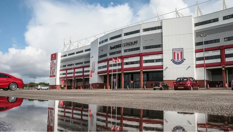 Mặt tiền bên ngoài sân vận động Bet365 của Stoke City vào ngày nắng đẹp