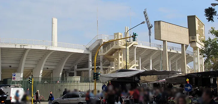 Mặt tiền hoành tráng của Stadio Artemio Franchi dưới ánh nắng