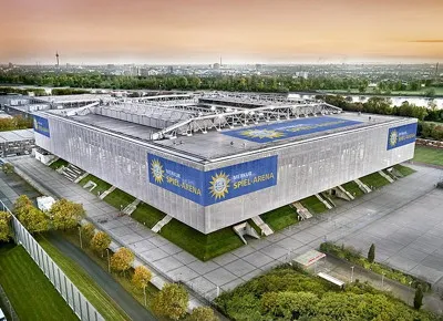 Merkur Spiel-Arena toàn cảnh từ bên ngoài, biểu tượng của thành phố Düsseldorf