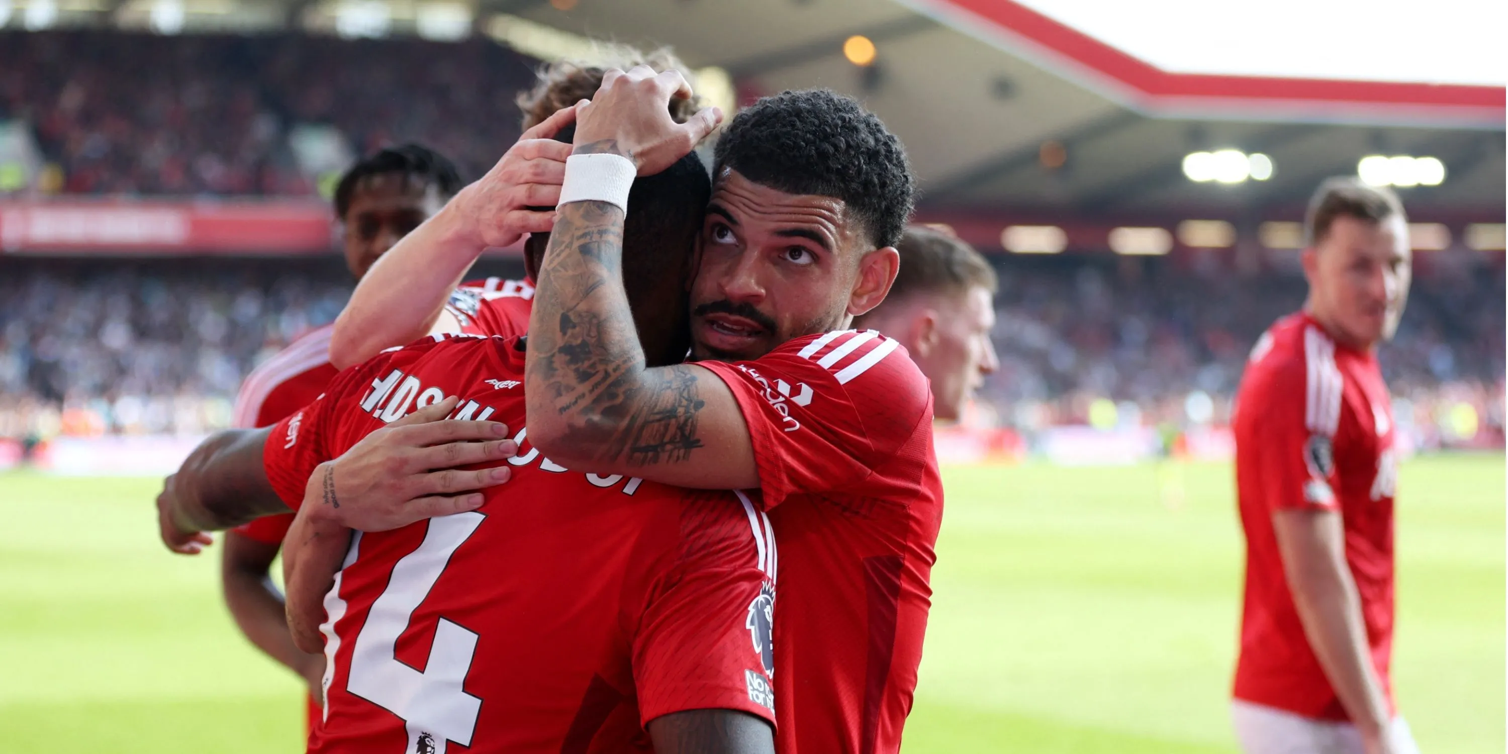 Morgan Gibbs-White (Nottingham Forest) và Callum Hudson-Odoi trên sân cỏ